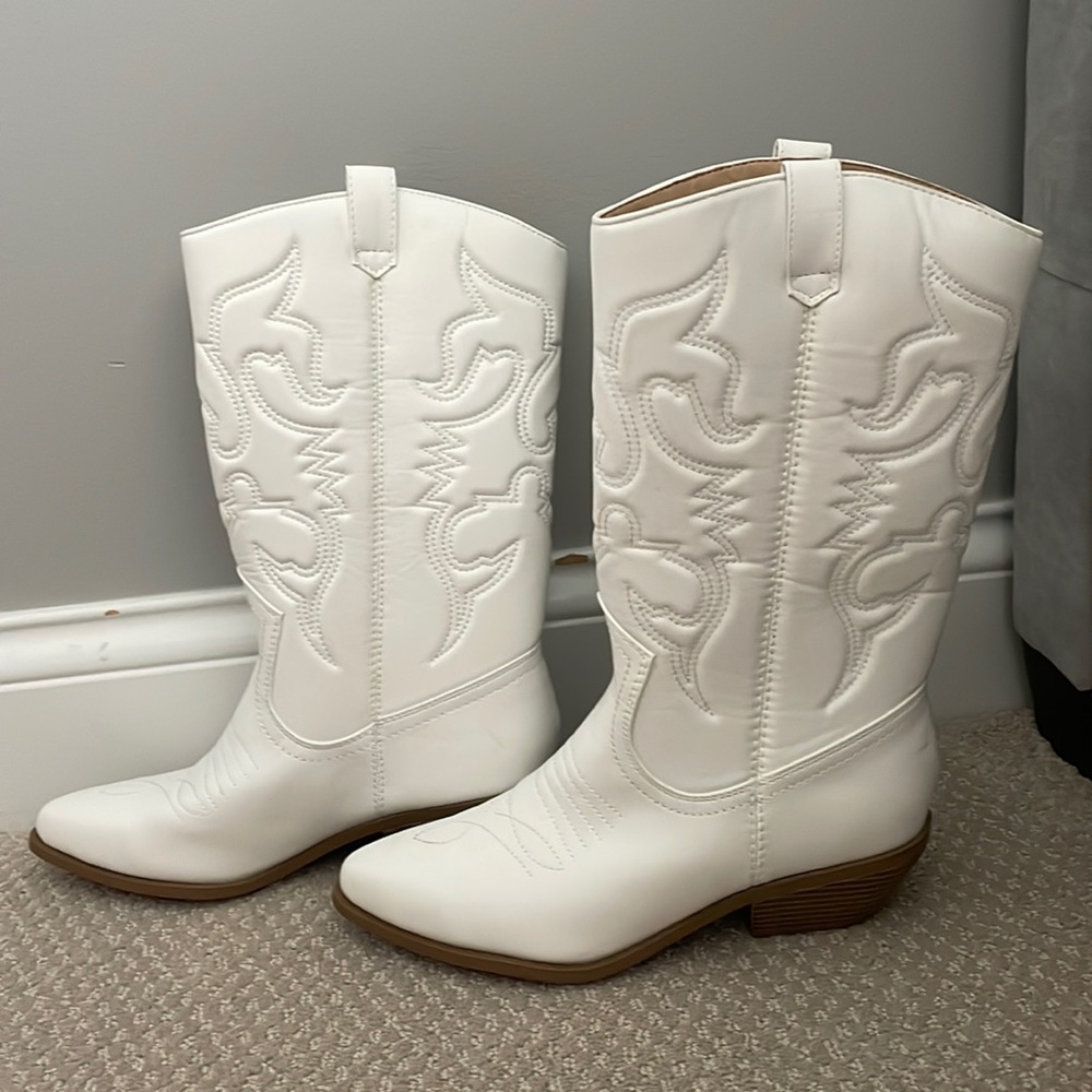 Women’s white cowboy boots